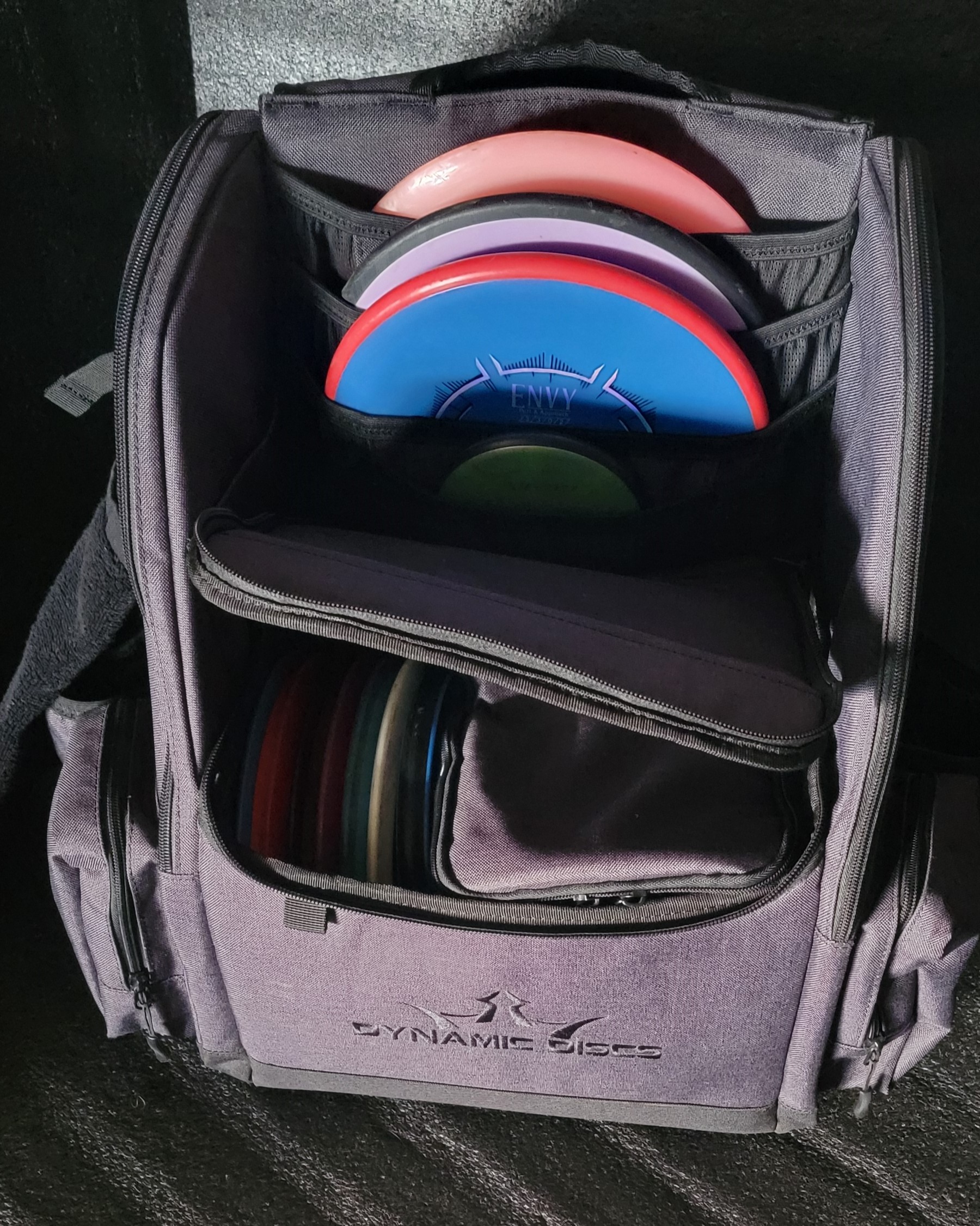 Filled and open disc golf bag